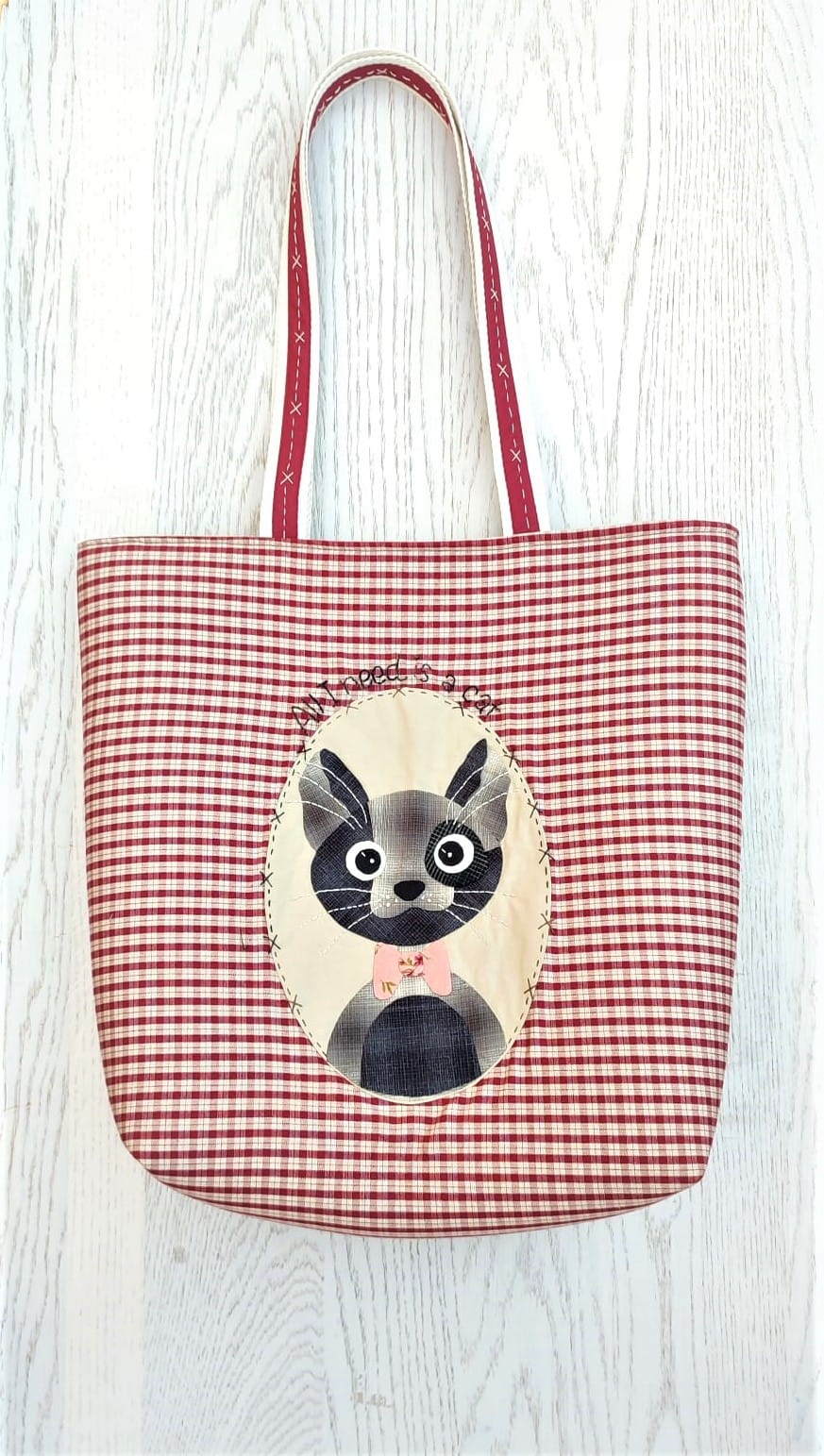 kit con telas, patrones e instrucciones para coser tu propio bolso. Con gato aplicado a puntada escondida.