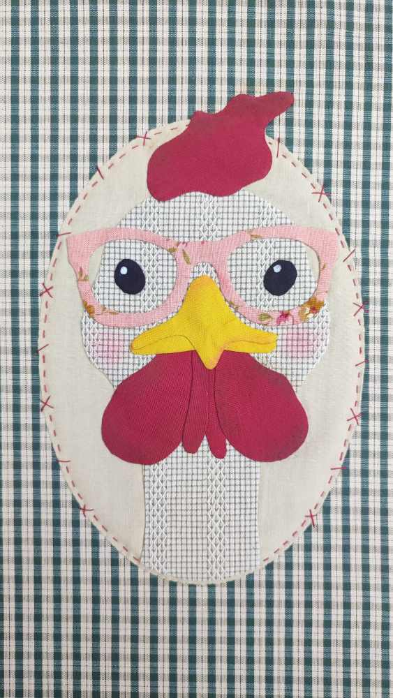 kit de costura creativa para coser un bolso tipo tote bag con una gallina con gafas, le llamamos empollona