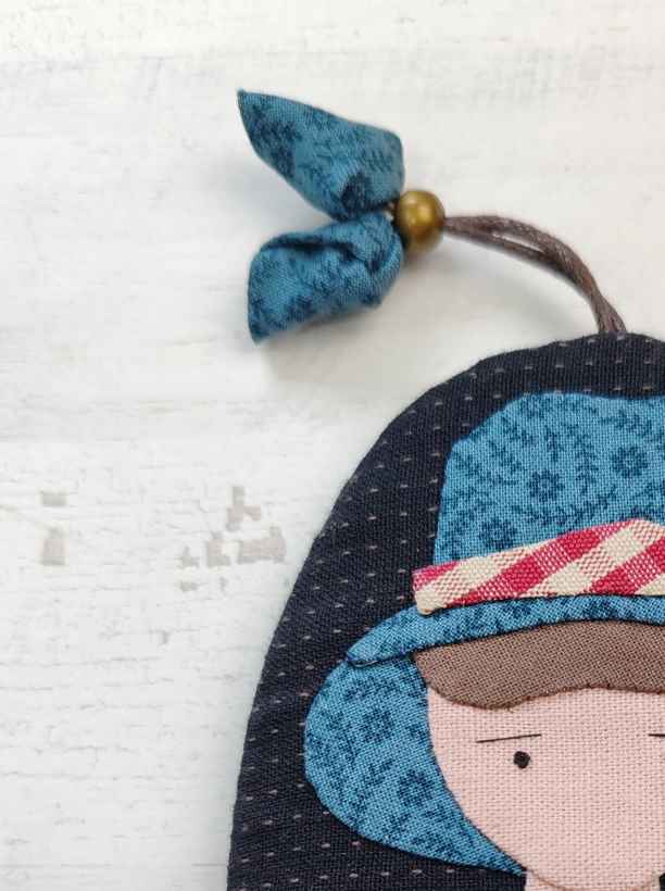 kit de patchwork para realizar llavero con niño amish aplicada diseño de Tomatwins