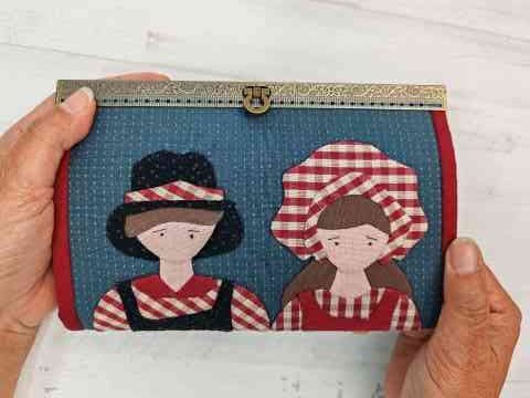 kit monedero con niños amish aplicados de 19cms y boquilla de cofre