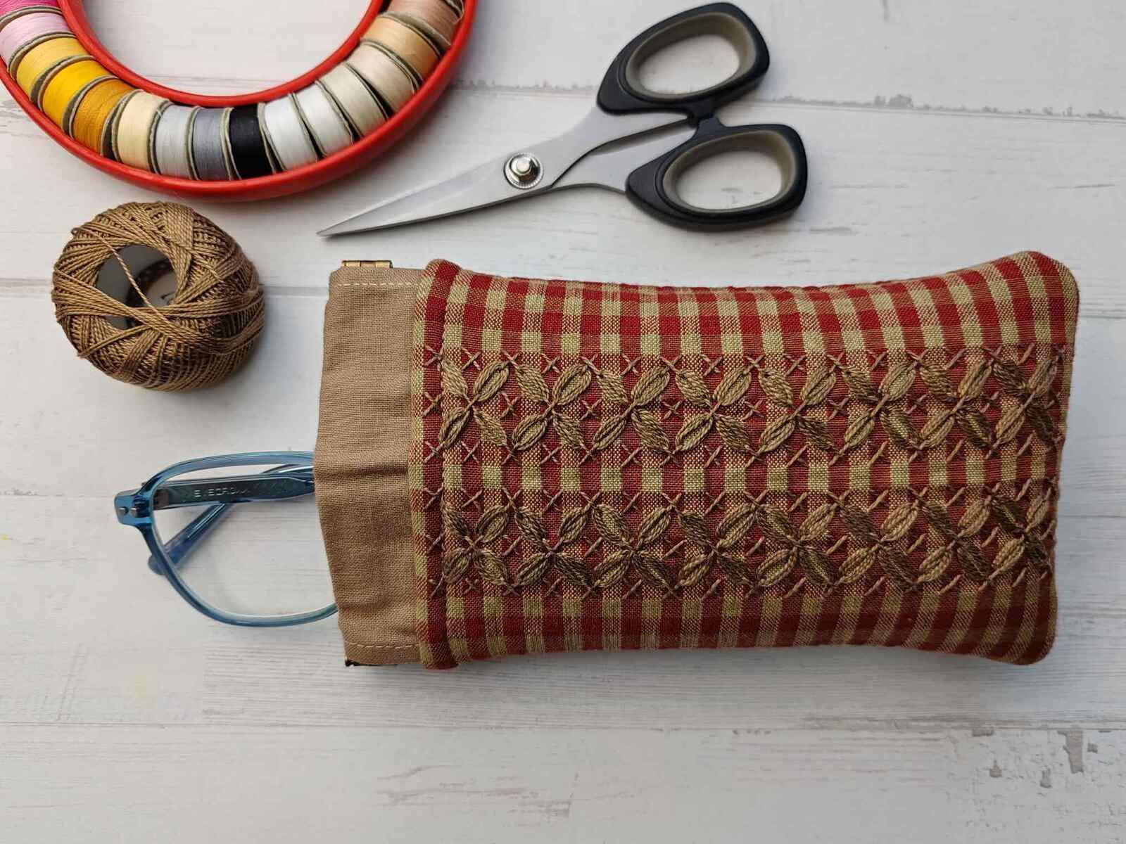 kit de patchwork para confeccionar funda de gafas bordado