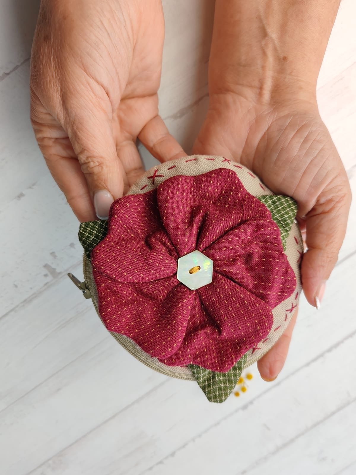 monedero con flor en tres dimensiones