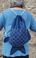 kit que contine el material y el paso a paso para confeccionar una mochila de sashiko en forma de pez koi