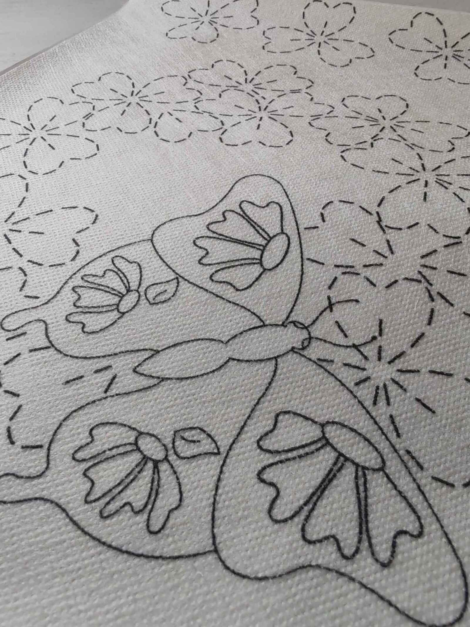fliselina soluble ashesiva con corona de flores y una mariposa para bordar a mano o a máquina