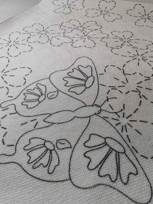 fliselina soluble ashesiva con corona de flores y una mariposa para bordar a mano o a máquina