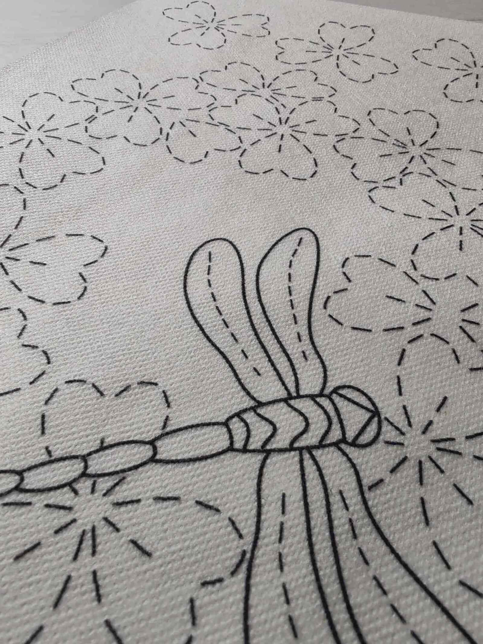 fliselina soluble ashesiva con corona de flores y una libélula para bordar a mano o a máquina