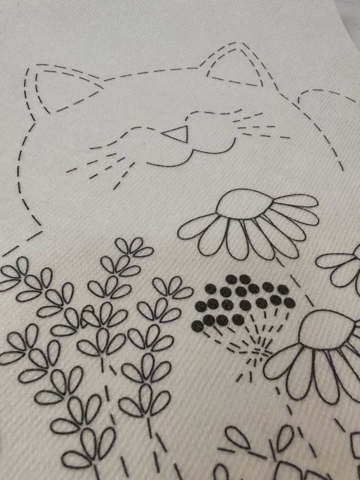 fliselina soluble impresa con gato manekineko para bordar a mano o a máquina
